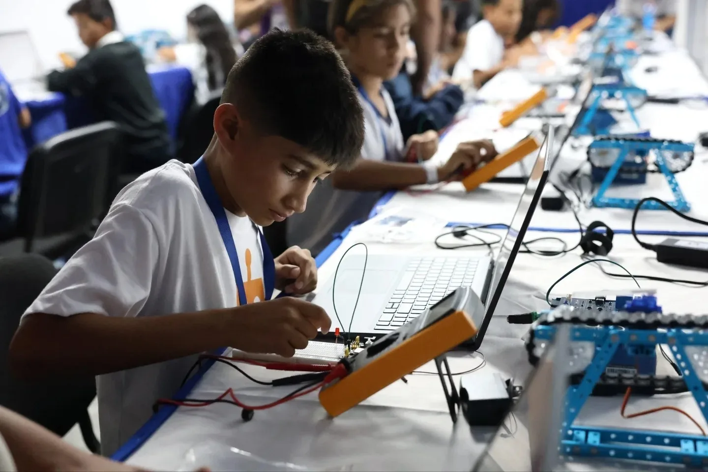 Seis zulianos avanzan en Nanotecnología y una marabina destaca