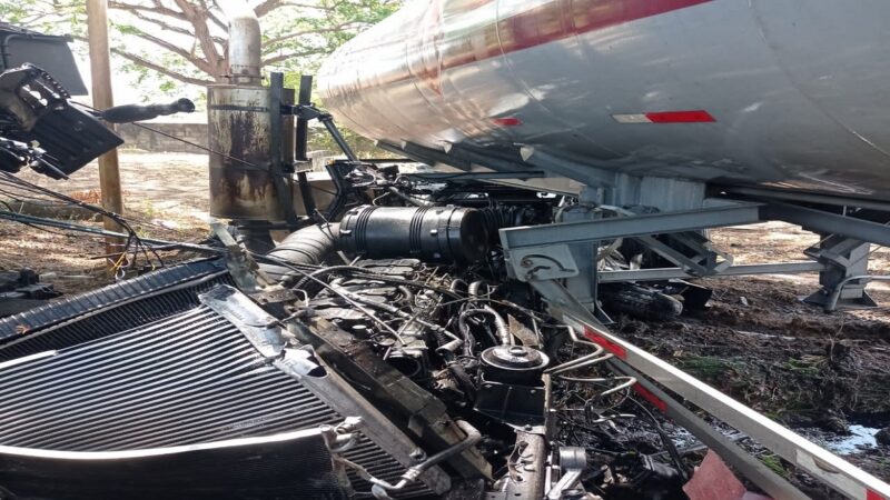 Un muerto y tres heridos dejó choque de camión blindado con gandola de Pdvsa (+Video)