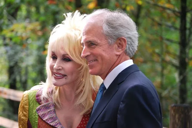 Dolly Parton fallece a los 80 años y deja una canción para el 2046