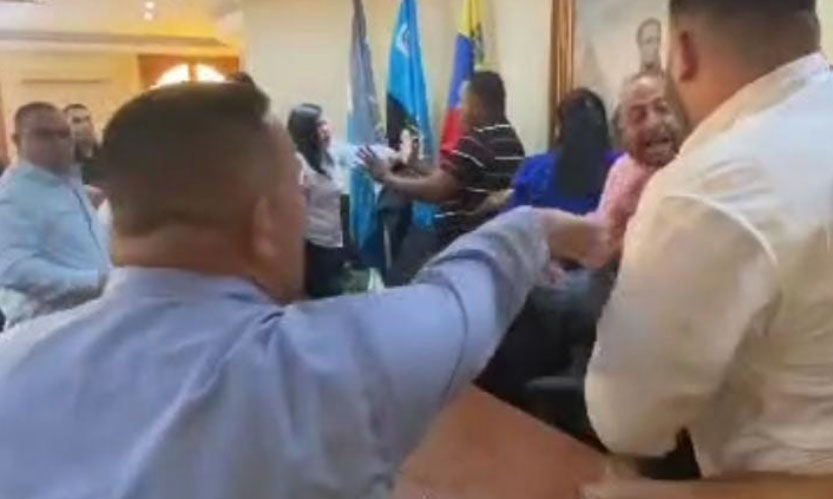 Se genera pelea entre concejales de La Cañada por presidencia de la Cámara