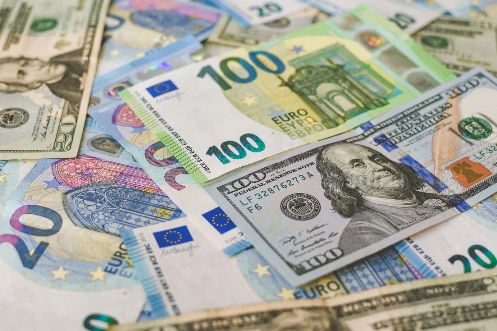 Dólar hoy en Venezuela: el paralelo baja a 1.020,83 Bs este martes
