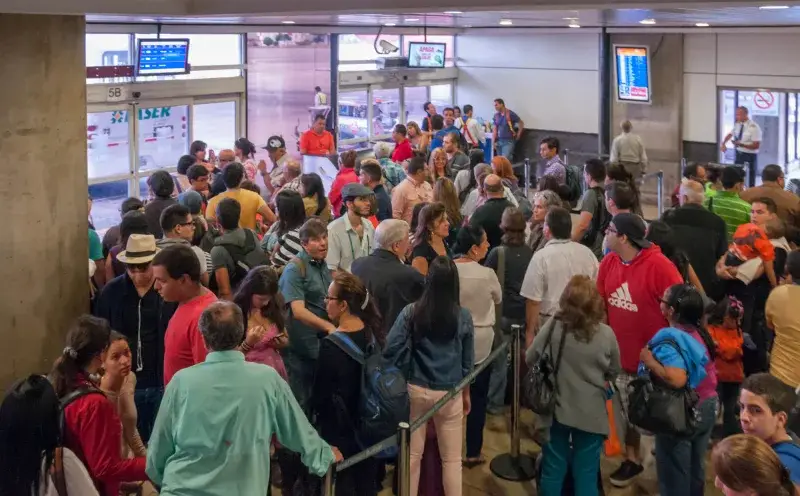 File:People line in Maiquetía Airport.jpg