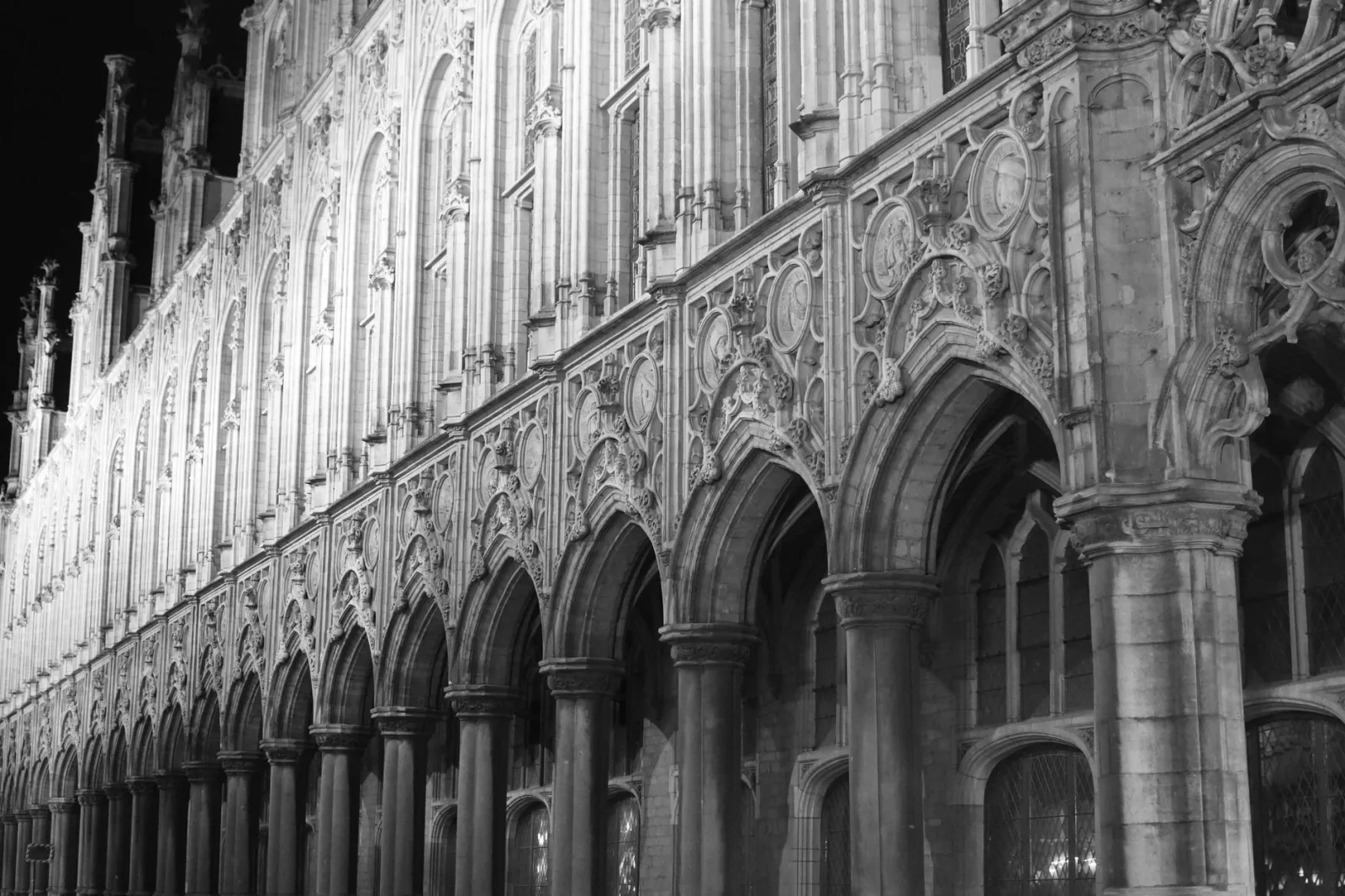 Fotografía en blanco y negro que muestra en detalle la arquitectura gótica del Palacio Ducal de Venecia.