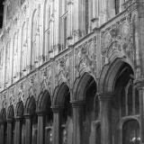 Fotografía en blanco y negro que muestra en detalle la arquitectura gótica del Palacio Ducal de Venecia.