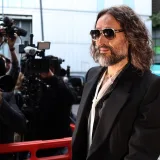 Empieza juicio contra Russell Brand por abusos a seis mujeres