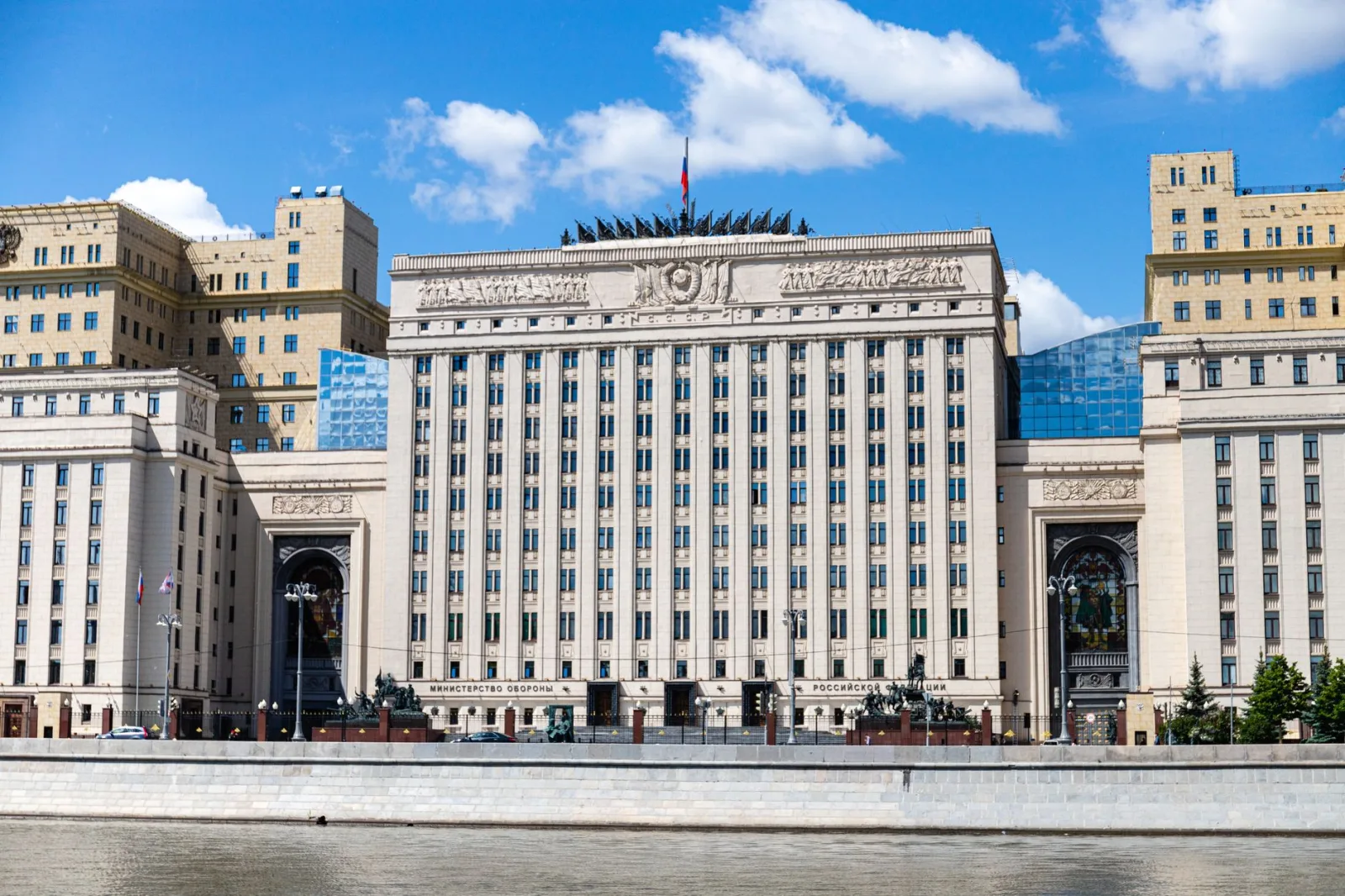 Fachada del edificio del Ministerio de Rusia en Moscú, junto al río y bajo un cielo despejado.