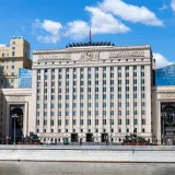 Fachada del edificio del Ministerio de Rusia en Moscú, junto al río y bajo un cielo despejado.