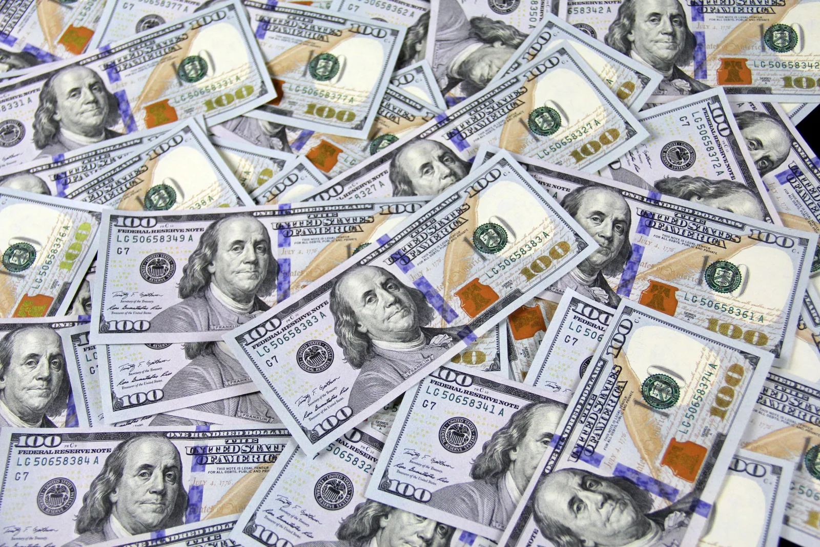 Montón de billetes de cien dólares estadounidenses que representan el éxito financiero y la riqueza.