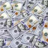 Montón de billetes de cien dólares estadounidenses que representan el éxito financiero y la riqueza.