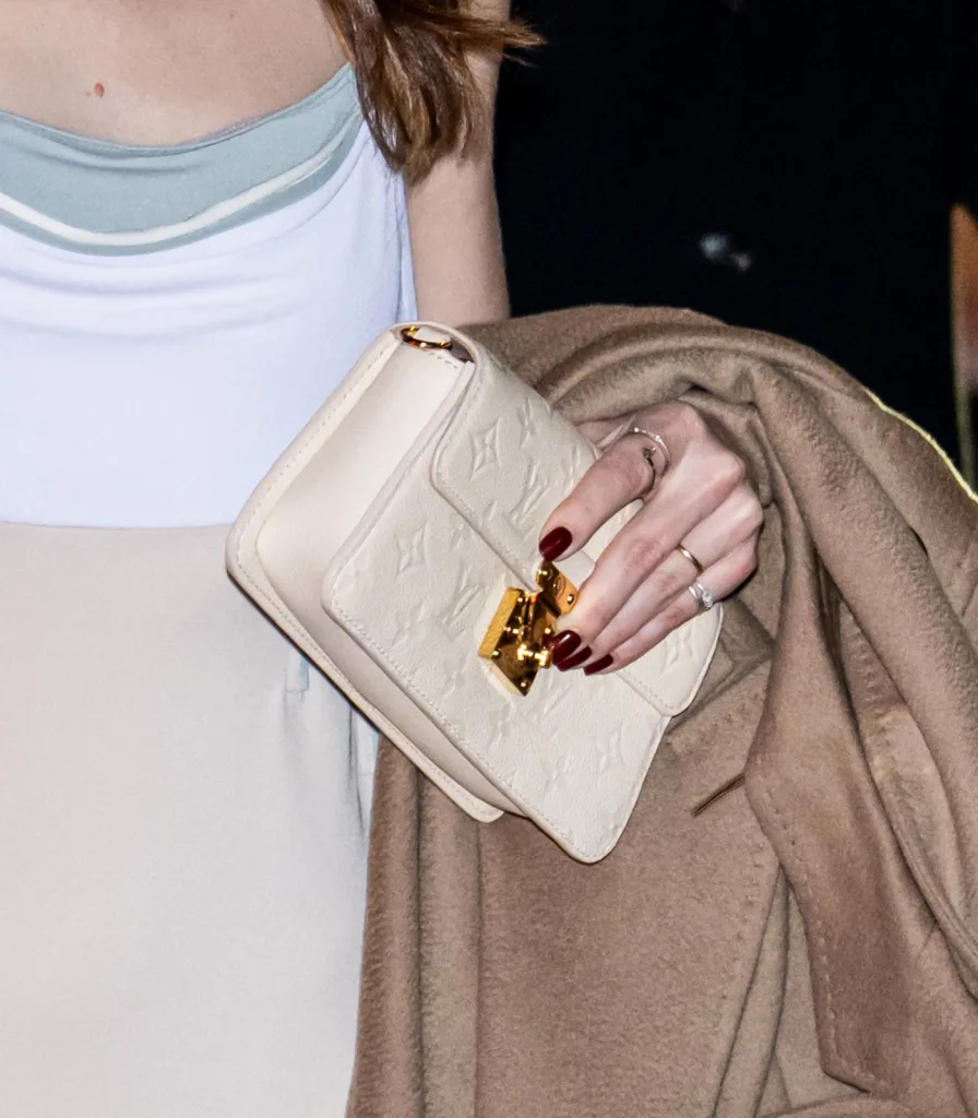 El burdeos se impone como la manicura más elegante del otoño