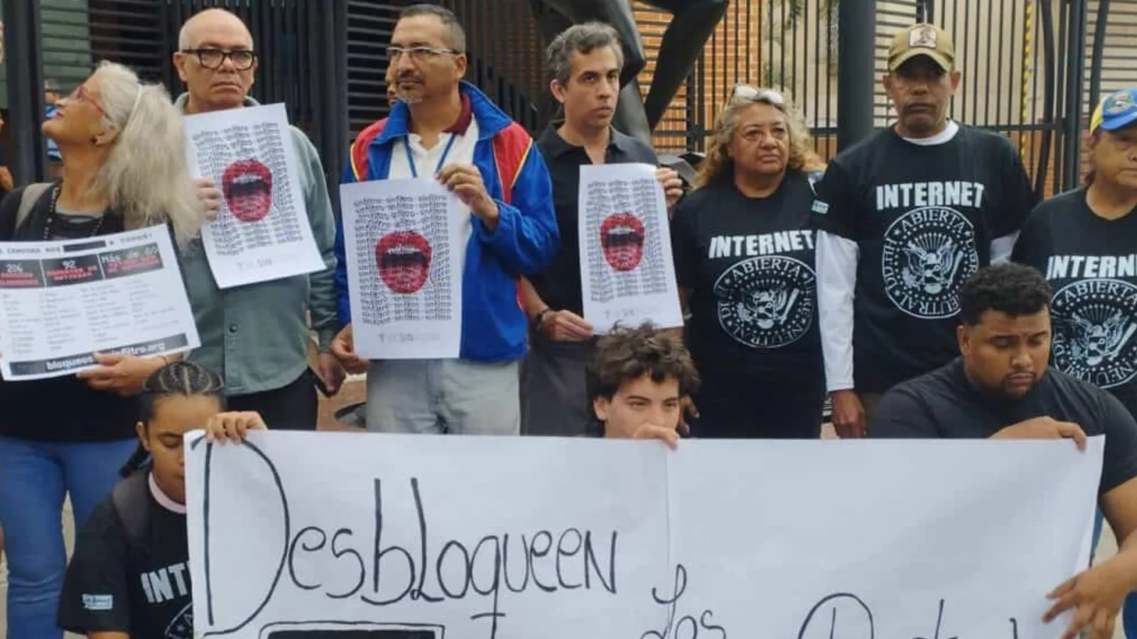 Exigen levantar la censura digital a más de 200 dominios web