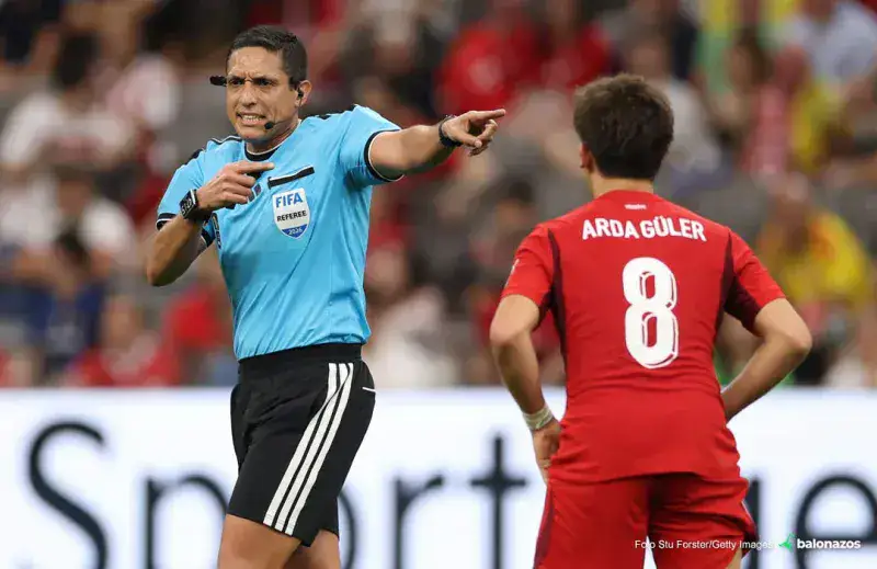 Jesús Valenzuela dirigió Australia vs Turquía en Vancouver y marcó otro hito para el arbitraje venezolano