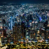 Impresionante vista aérea del vibrante horizonte de Ciudad de Panamá por la noche, un paisaje urbano lleno de actividad.