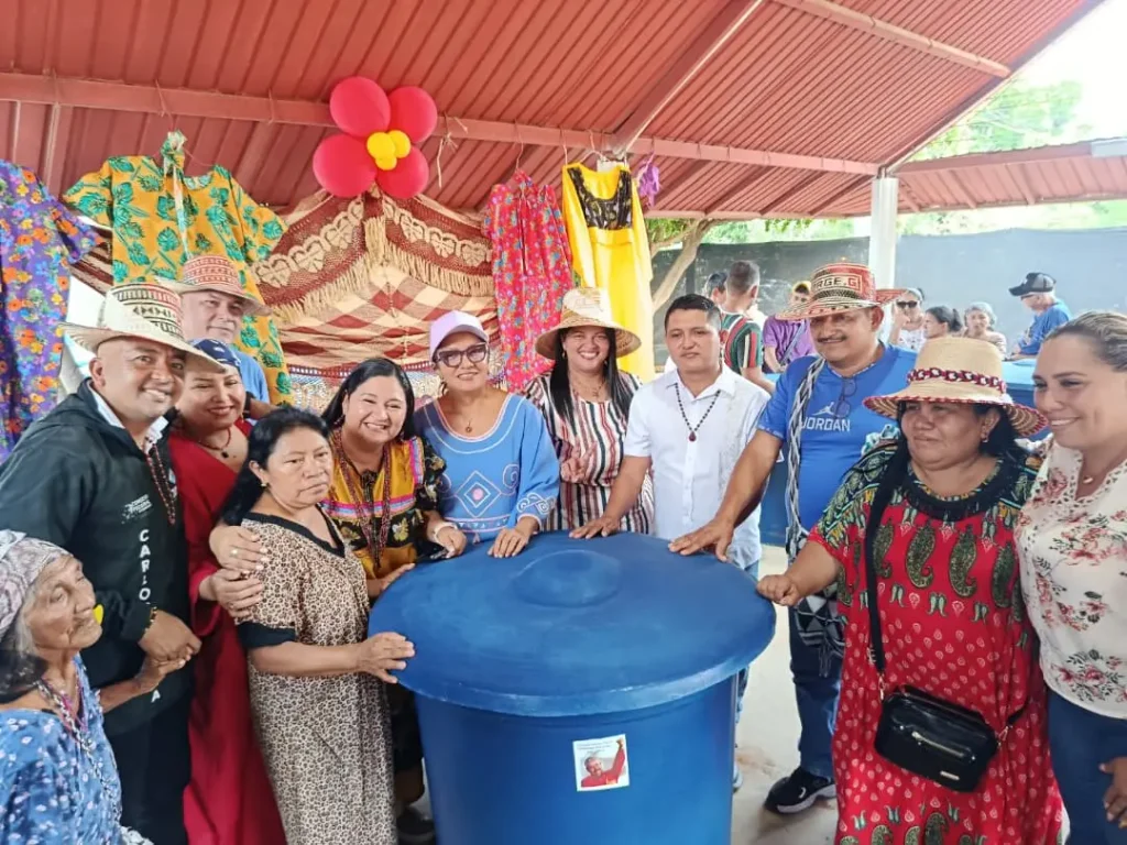 Entregan láminas y tanques a familias wayuu en Maracaibo