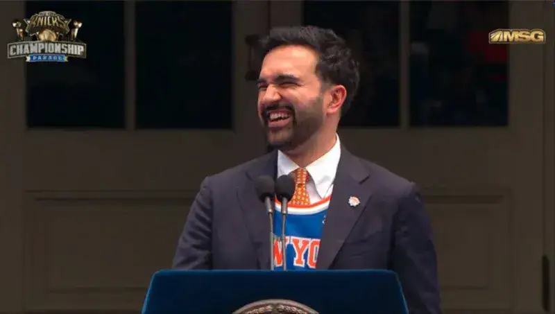 Mamdani celebra el título de los Knicks en la Alcaldía de Nueva York