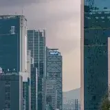 Vista urbana de los rascacielos de la Ciudad de México resaltando el edificio BBVA bajo un cielo nublado.