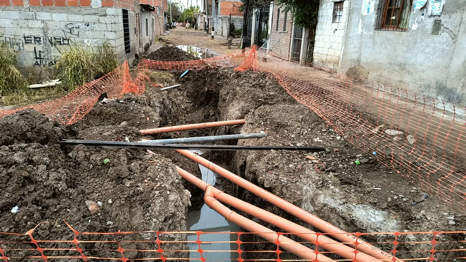 Avanza limpieza de canales en la parroquia El Carmen
