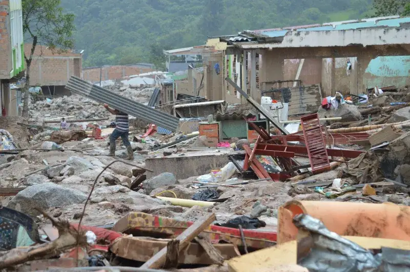 Devastation in Mocoa, Colombia, showing rubble and recovery efforts after a natural disaster.