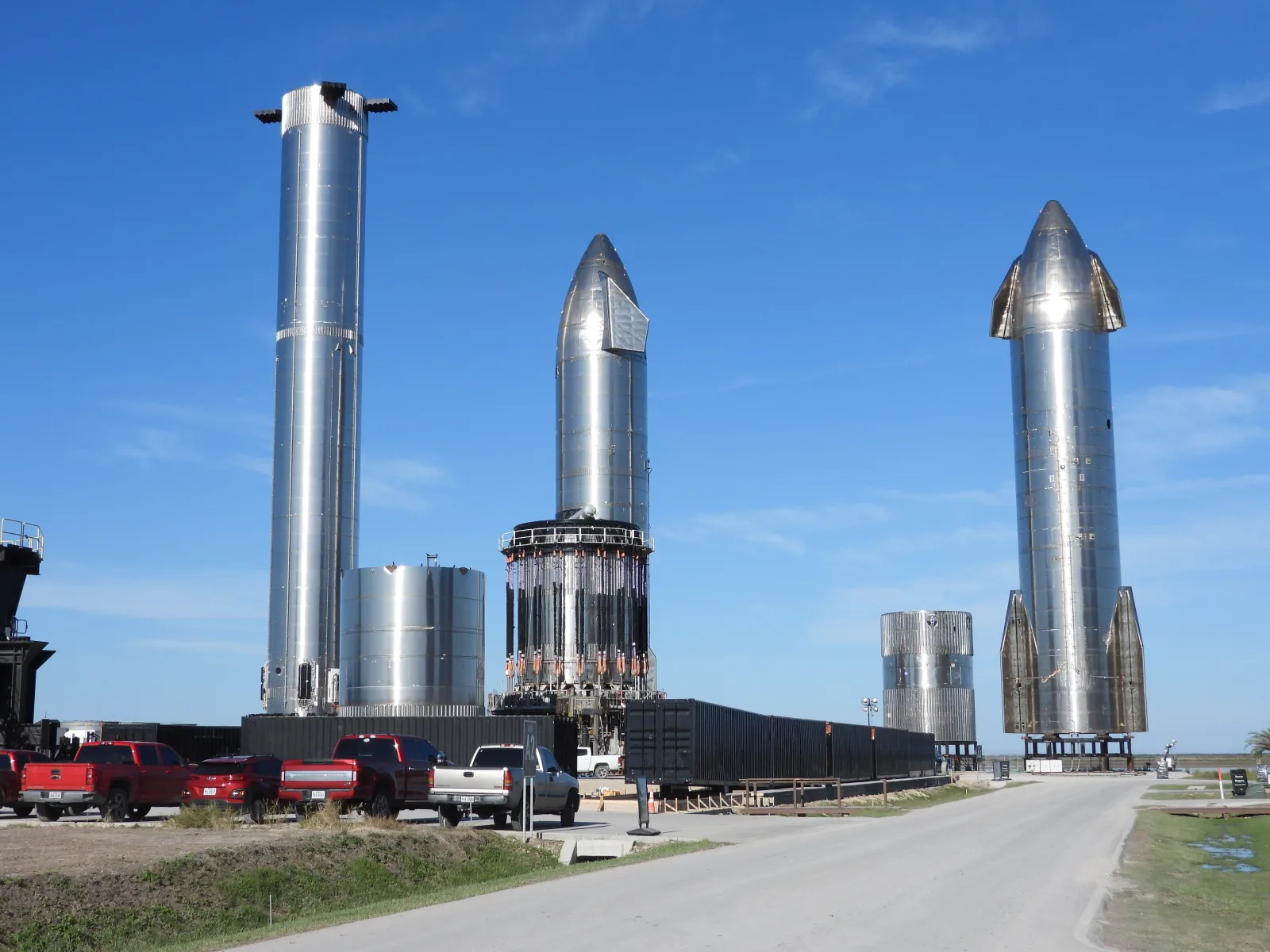Prototipos de Starship erguidos en el sitio de lanzamiento de Brownsville, Texas, bajo cielos despejados.