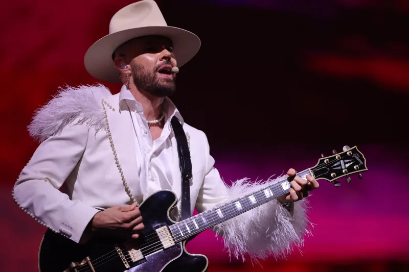 Jesse Huerta lanza su álbum solista Sombrero tras pausa en Jesse y Joy