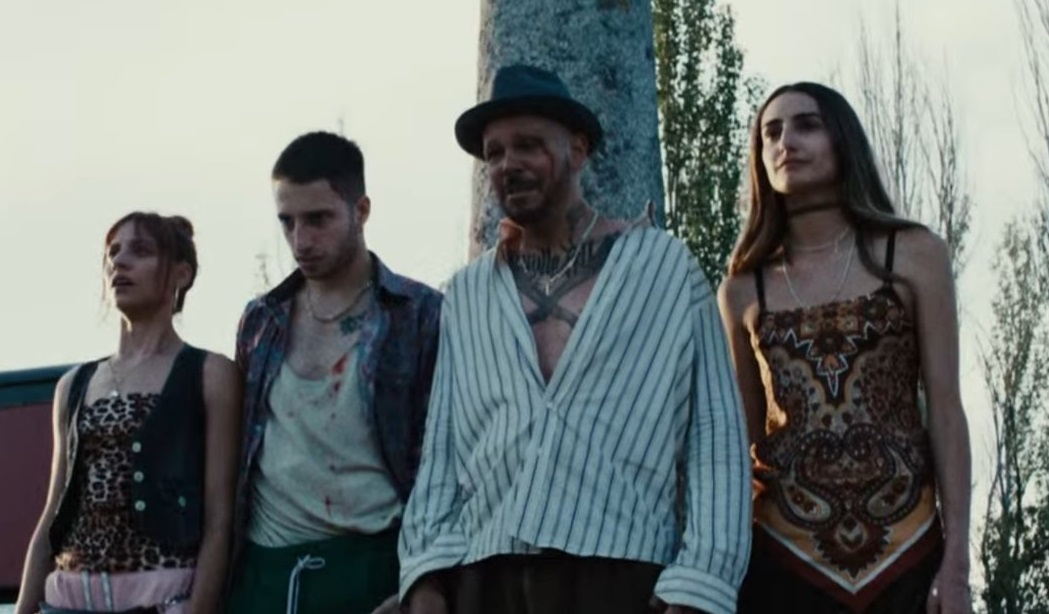 Residente estrena video musical con Michelle Jenner y Alberto Ammann