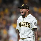 Bradgley Rodríguez domina desde el bullpen en playoffs