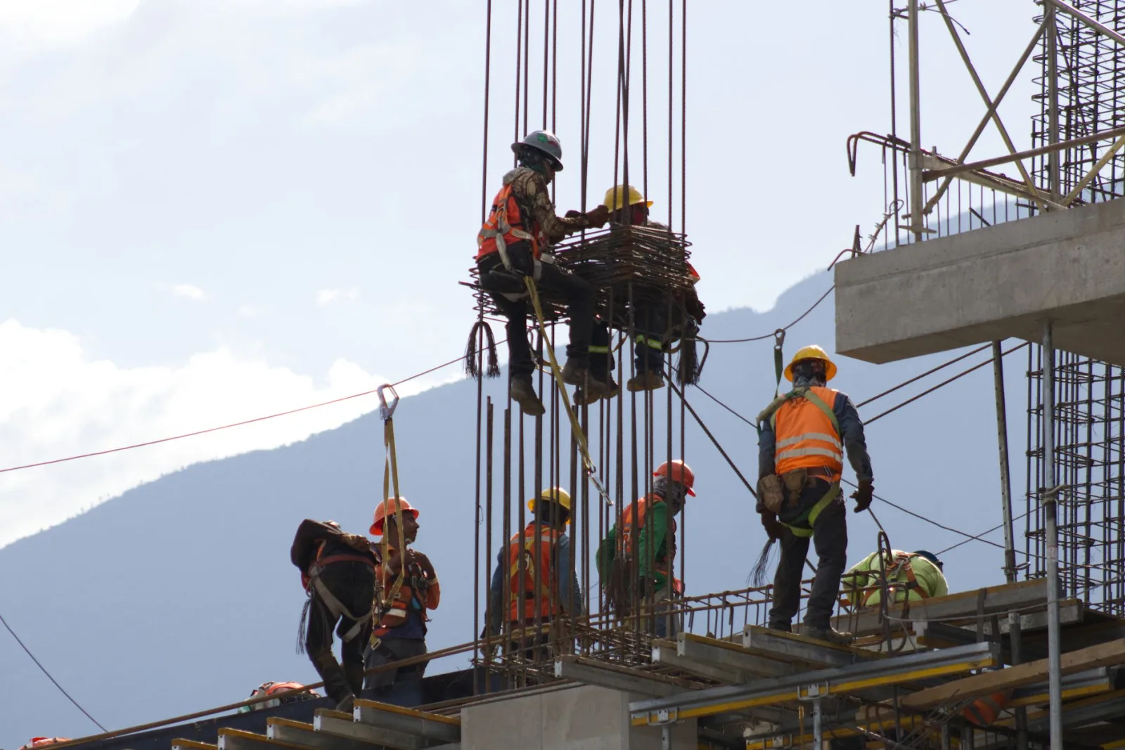 Obreros de la construcción instalando varillas de acero en una obra en Monterrey, México.