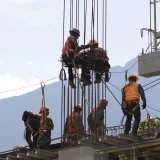 Obreros de la construcción instalando varillas de acero en una obra en Monterrey, México.