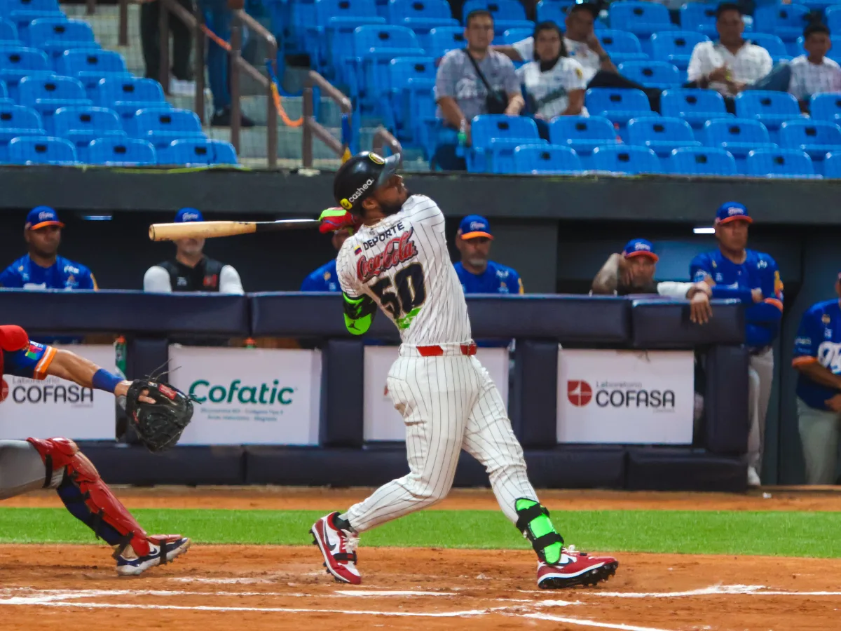 Leones remontó y aplastó 9-2 a Tiburones en el Monumental
