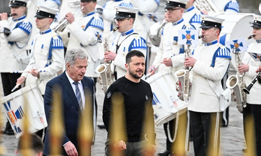 Zelenski es recibido en Helsinki por el presidente de Finlandia
