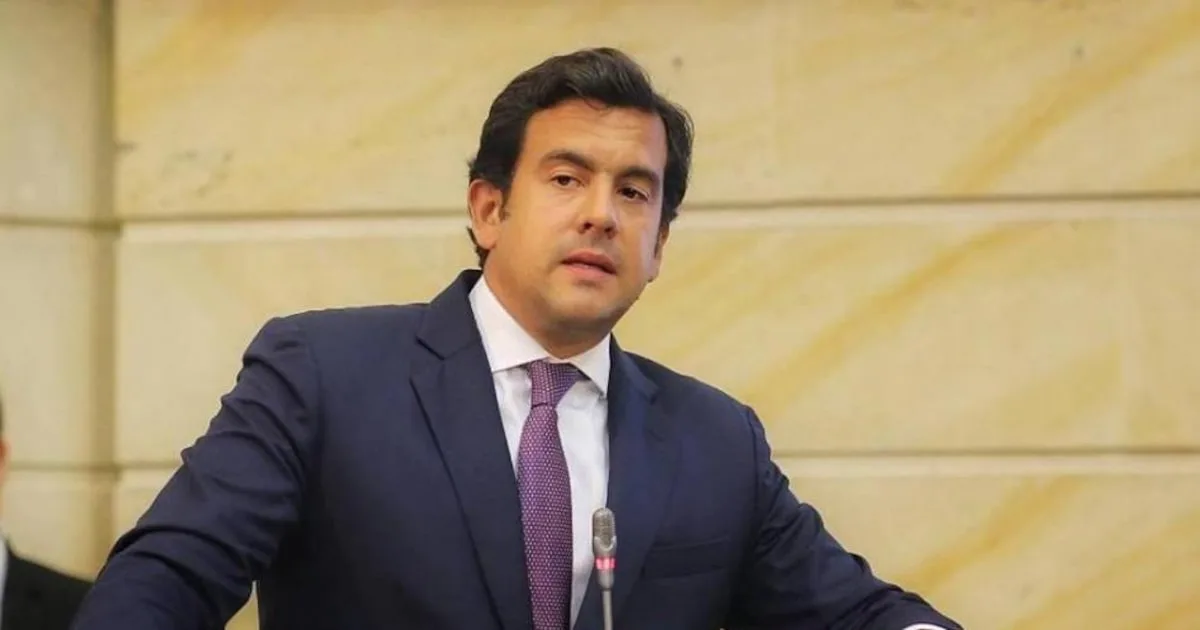 De la Espriella releva a Lara y designa a Alejandro Ordóñez