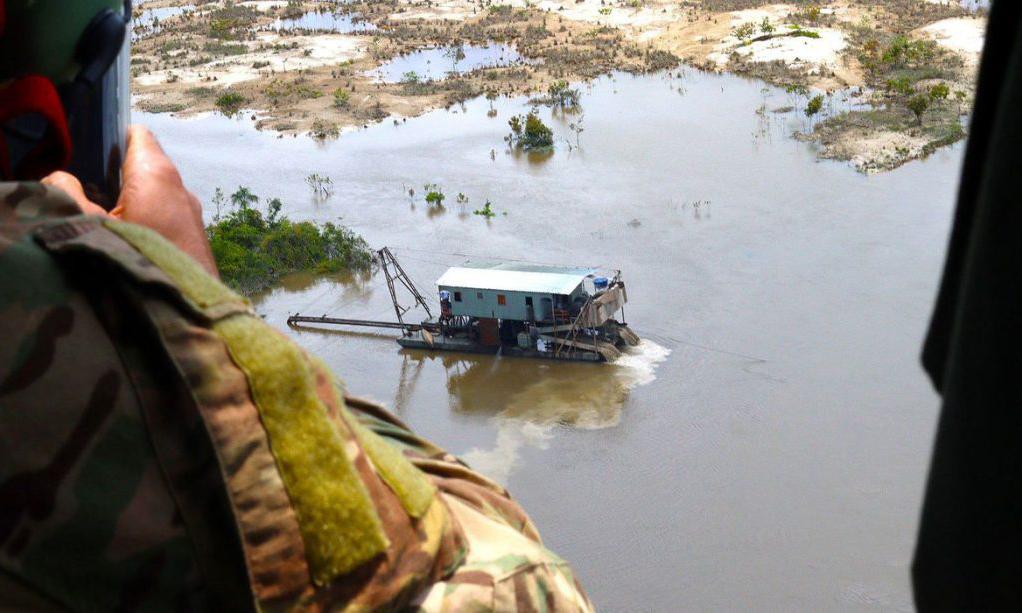 Hallan 8 cadáveres en zona de conflicto entre mineros e indígenas en Brasil