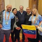 File:Marisol Diaz Reyes con Jorge Gandini y equipo de Vente Venezuela en el Parlamento Uruguayo 2024.png