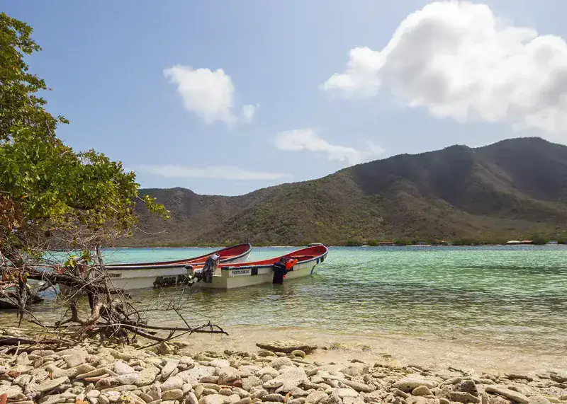 Hallan con vida a tres pescadores desaparecidos en una lancha en Aragua