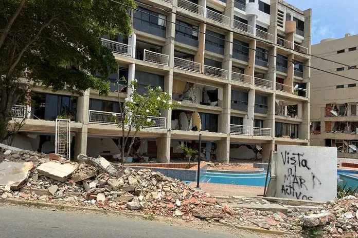 Vecinos de La Guaira custodian edificios entre ruinas