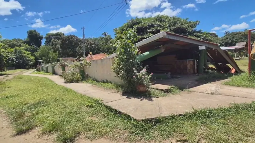 Vecinos de Isla Cañas quieren volver pese a daños y miedo al mar