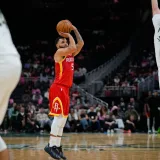 Houston extendió su arranque perfecto con 132-100 ante Milwaukee