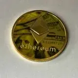 Primer plano de una moneda de Ethereum brillante que refleja un billete de dólar, simbolizando la moneda digital y la riqueza.