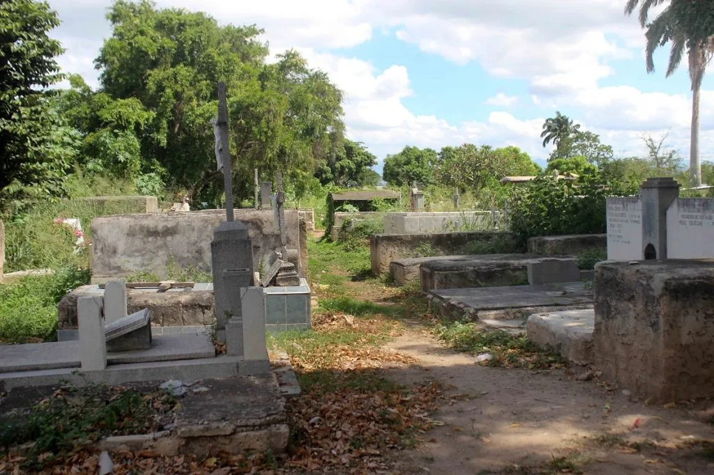 Cementerio de Magdaleno sigue en abandono antes del 2 de noviembre