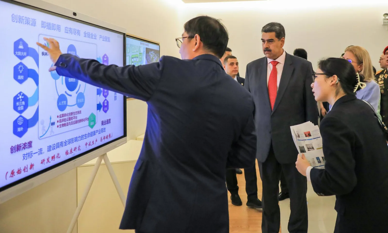 Maduro afirma que su visita a China asegura el desarrollo de la economía venezolana