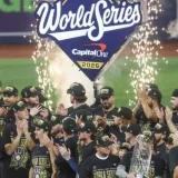 Milwaukee levanta por primera vez el trofeo del Clásico