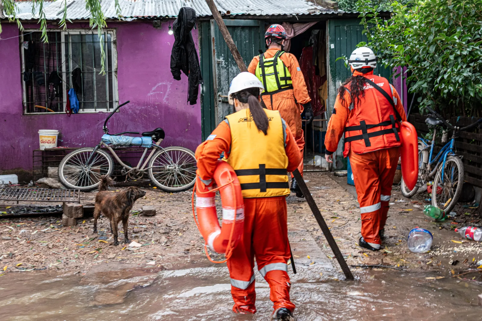Un equipo de rescate brinda asistencia durante las inundaciones en Buenos Aires, Argentina.