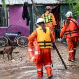 Un equipo de rescate brinda asistencia durante las inundaciones en Buenos Aires, Argentina.