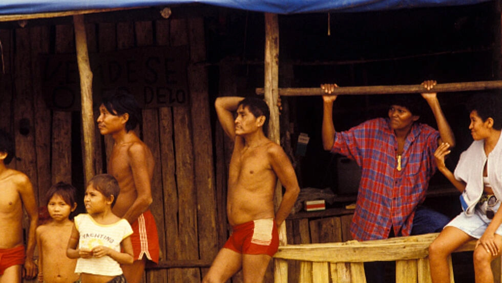 Indigenas Yanomami trabajan en explotaciones mineras que han ocupado sus tierras
