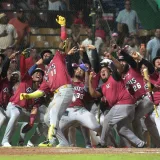 Gigantes remontan con nueve carreras en el octavo y vencen 14-9