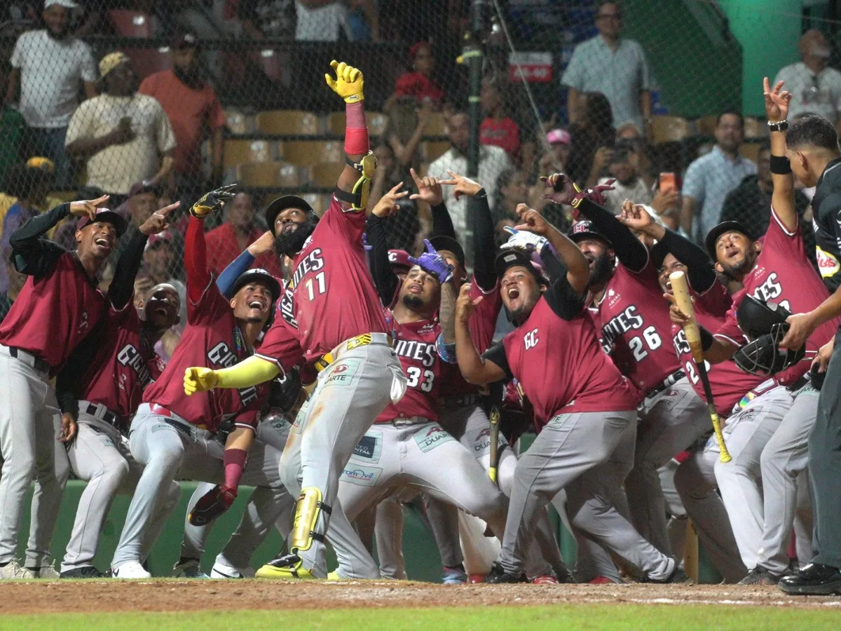 Gigantes remontan con nueve carreras en el octavo y vencen 14-9