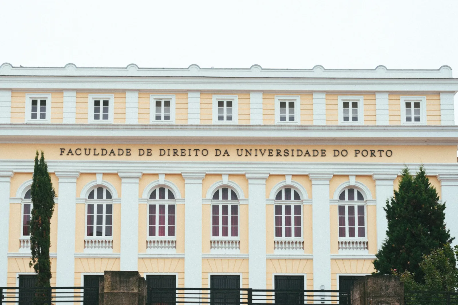 Fachada de la Facultad de Derecho de la Universidad de Oporto, que luce una arquitectura clásica.