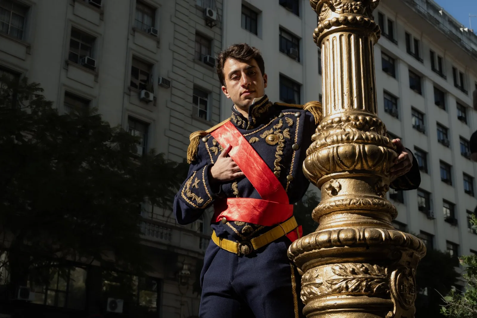 Hombre con vestimenta militar tradicional en Buenos Aires, Argentina.