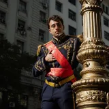 Hombre con vestimenta militar tradicional en Buenos Aires, Argentina.