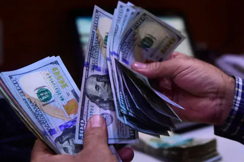 Tasa oficial del dólar supera los Bs 600 y amplía la brecha cambiaria